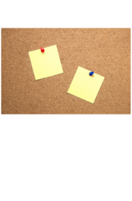 L'immagine mostra una bacheca di sughero con due post-it gialli attaccati, uno con una puntina rossa e l'altro con una blu.